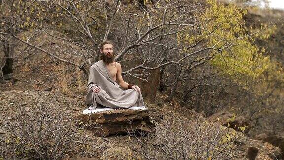 秋天瑜伽修行者在山中冥想