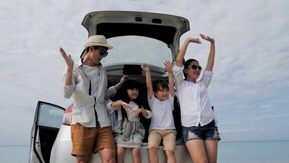 快乐的亚洲家庭四人在暑假汽车旅游和假日概念
