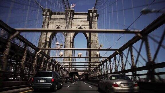 开车穿过布鲁克林大桥