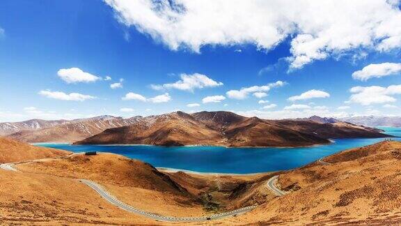 西藏的湖泊和山脉覆盖着积雪