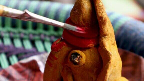 用现代粘土手工制作的彩色象头神(雕像)特写印度自制的象头神