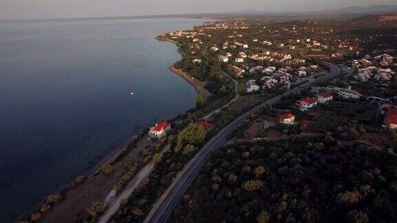 希腊Trikorfo海滩绿色高地和滨水村舍架空
