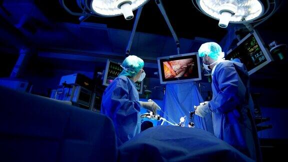 白种人医院训练小组准备进行腹腔镜手术