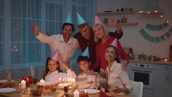家人邀请你参加在家里庆祝的生日派对