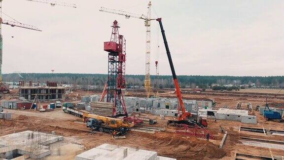 机械住宅小区正在建设公寓用于建造板房或公寓楼的红色起重机城市住宅区工地附近