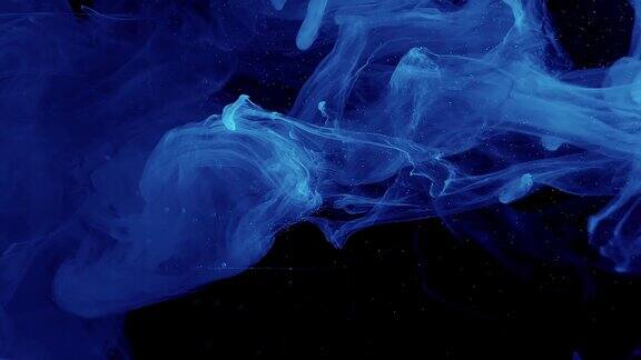 抽象的空间背景蓝色水彩墨水在水上的黑色背景