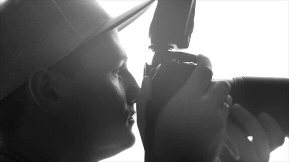 年轻男性摄影师用专业相机拍照