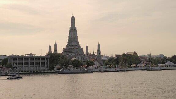 黎明寺曼谷河边的地标对游客来说泰国旅游景点寺庙的日落