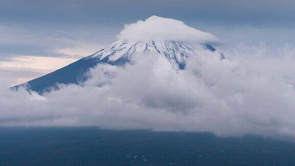 富士山的时间流逝与多云的日本川口湖