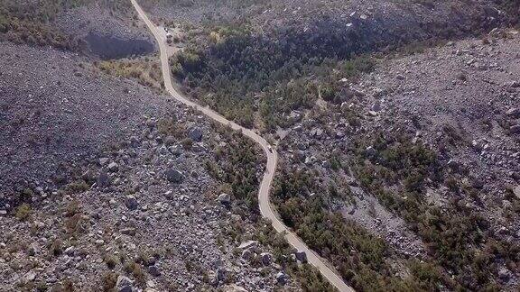 汽车在沙漠道路上行驶的航拍视频