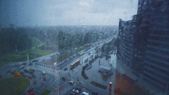 从摩天大楼看市中心雨天的大环岛