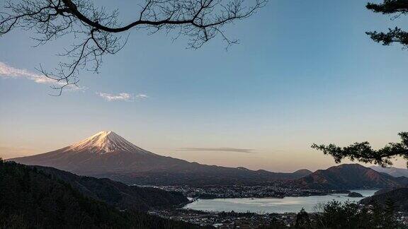 时间流逝富士山在云移动在川口湖
