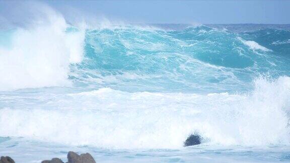 慢镜头巨大的海浪