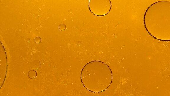 水背景上的黄金油泡沫