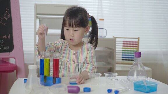 小女孩在家里玩科学实验