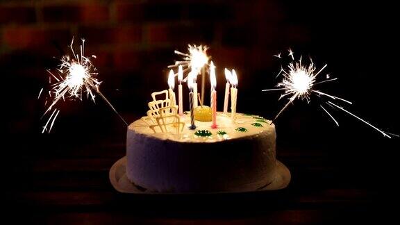 有很多蜡烛的生日蛋糕