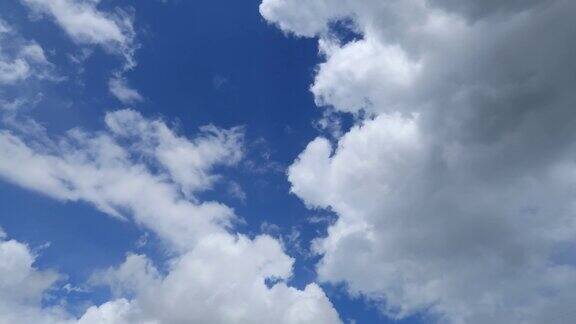 白色和深灰色的云或蓬松的积云在美丽晴朗的蓝天背景
