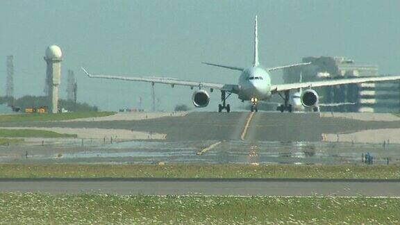 空中客车A330飞机向摄像机滑行