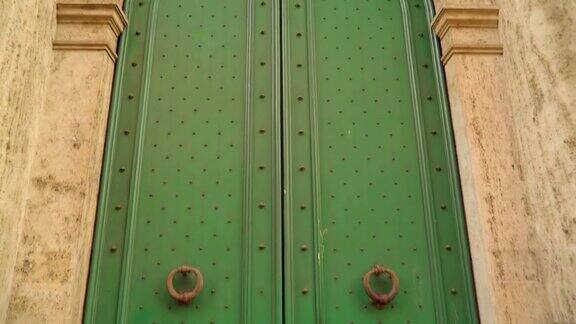 意大利罗马一座教堂巨大的绿色门