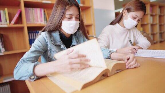 女大学生在大学图书馆看书
