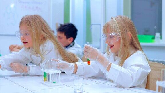 一组孩子在化学课上做实验化学课上的孩子们
