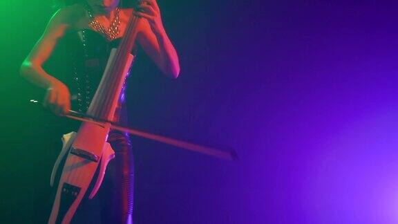大提琴手用电子大提琴在舞台上表演