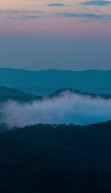 垂直的时间推移云在山上