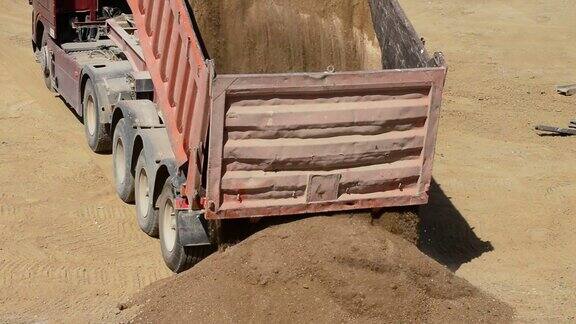 为建筑工程卸载砂土的卡车