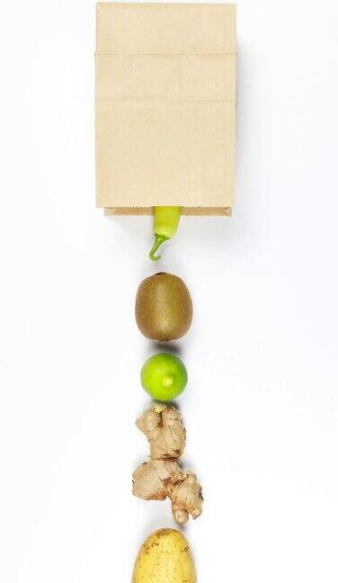 定格动画把各种蔬菜搬出一个纸袋