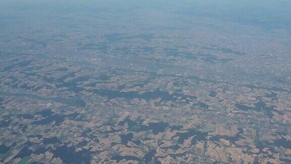 在夏天的时候从飞机的窗口可以看到东欧的平原和田野