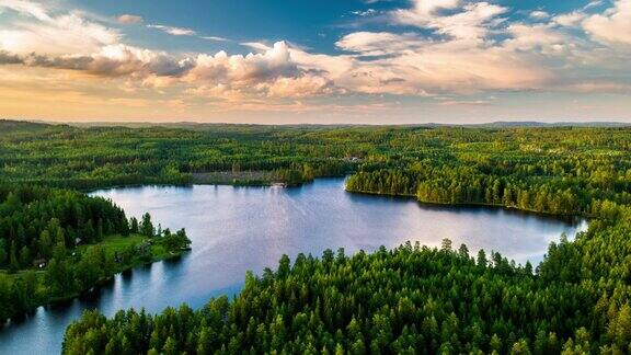 位于瑞典森林中心的湖泊