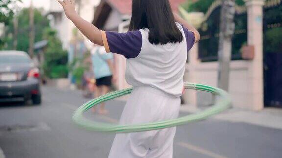 亚洲女孩在户外玩呼啦圈