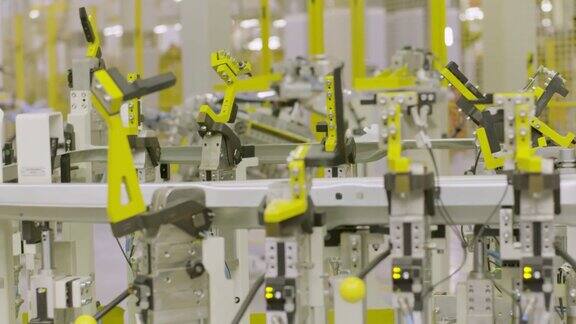 汽车制造厂机器人设备机器流水线现代化生产现场现代化厂房配有黄色自动化设备