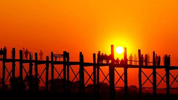 曼德勒湖上日落时分的U-Bein柚木桥