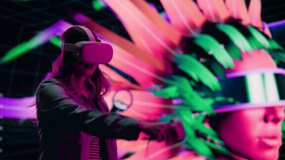 数字艺术家制作一个现代VR软件制作3D艺术作品的演示女设计师使用耳机和控制器在舞台上的大屏幕上展示功能