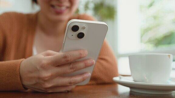 女性使用智能手机进行社交媒体