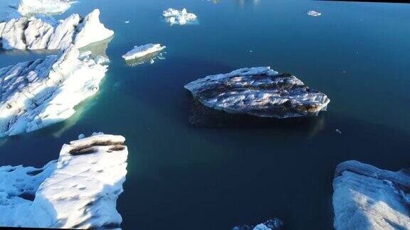 4K空中电影飞越冰川碎片泻湖冰岛Jokulsarlon