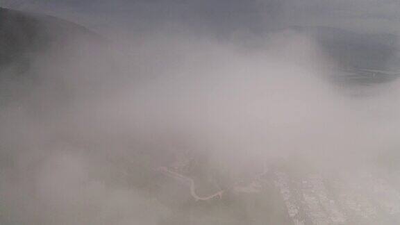 以色列云雾中的基利波山鸟瞰图