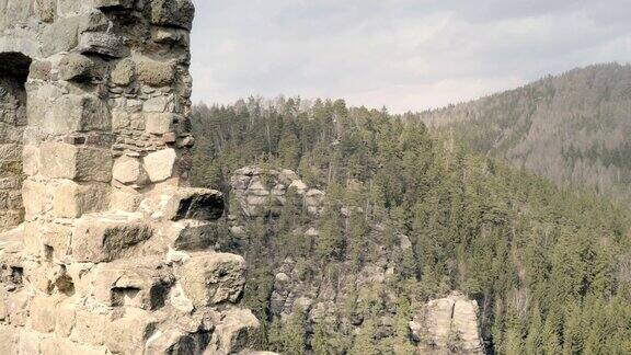 砂岩岩石与城堡岩石山丘的森林德国的攀岩景观大石头