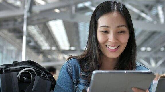 女性在机场使用平板电脑