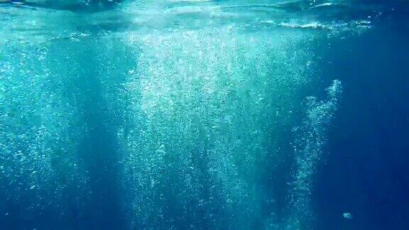 红海水下的气泡