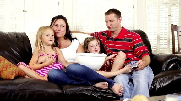 父母和孩子一起看电视