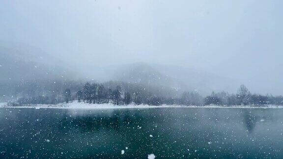 奇妙的冰湖和降雪