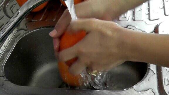洗橙子