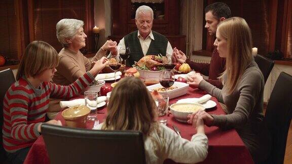 感恩节餐桌上的家庭祈祷