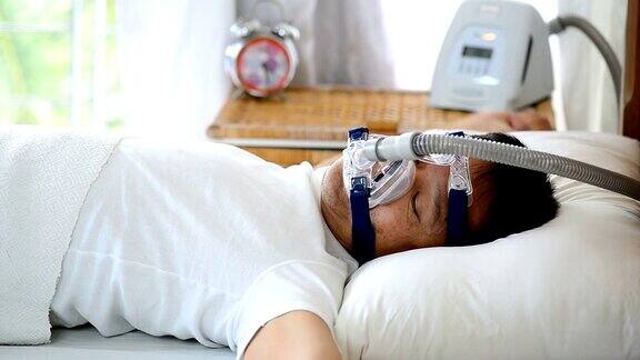 睡眠呼吸暂停治疗一个戴着CPAP面罩的人早上醒来