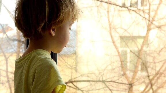 小男孩正在看窗外