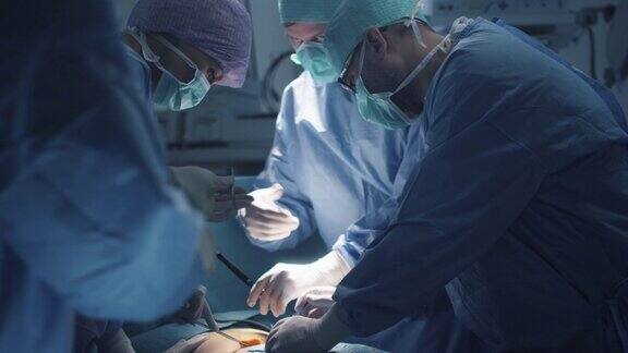 医疗队在现代手术室进行外科手术