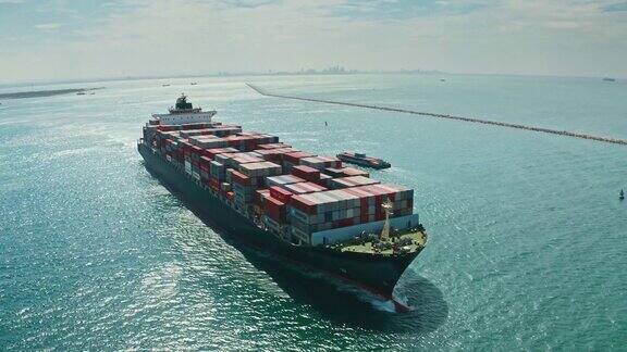 鸟瞰图集装箱货船全集装箱到码头商业港口的业务物流进出口航运或货运