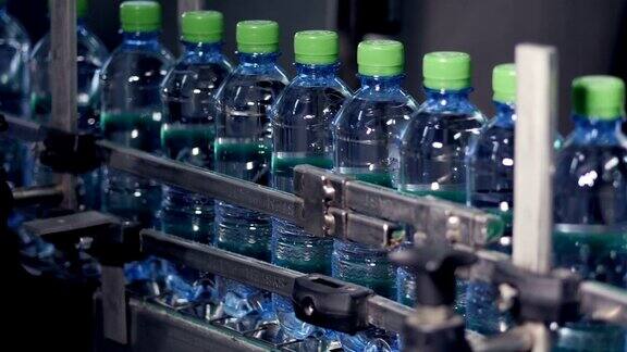 带水输送塑料瓶的工业输送机